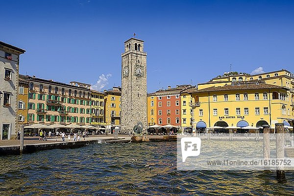 Hafen mit dem Uhrturm Torre Apponale  Riva del Garda  Gardasee  Trentino  Italien  Europa