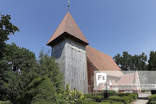 Historische Dorfkirche Rethwisch  mit hölzernem Turm  Börgerende-Rethwisch  Landkreis Rostock  Ostsee  Mecklenburg-Vorpommern  Deutschland  Europa