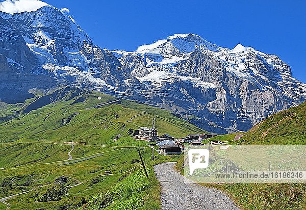 Wanderweg auf der Kleinen Scheidegg vor Mönch und Jungfrau-Massiv  UNESCO-Weltnaturerbe  Wengen  Jungfrau-Region  Berner Alpen  Berner Oberland  Kanton Bern  Schweiz  Europa