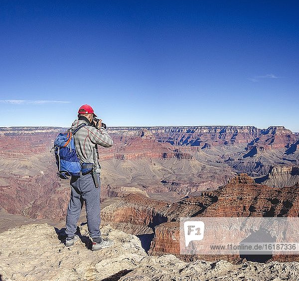 Tourist fotografiert im Grand Canyon  Canyonlandschaft  erodierte Felslandschaft  South Rim  Grand Canyon  Grand Canyon Nationalpark  Arizona  USA  Nordamerika