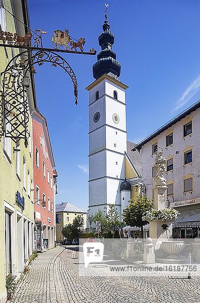 Marktplatz mit Pfarrkirche Sankt Martin und Mariensäule  Waging am See  Rupertiwinkel  Oberbayern  Bayern  Deutschland  Europa