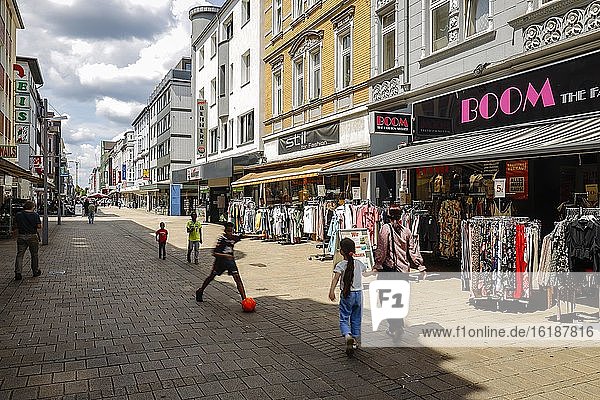 Passanten am Modegeschäft auf der Marktstraße  Fußgängerzone und Einkaufsstraße  Oberhausen  Ruhrgebiet  Nordrhein-Westfalen  Deutschland  Europa