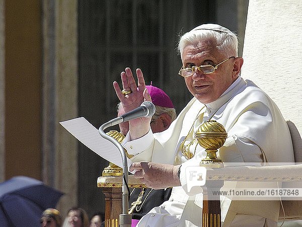 Pope Benedict XVI  Joseph Ratzinger speaks at the 1st Audience on 27.04.2005 in front of St. Peter's Basilica  St. Peter's Square  Vatican  Rome  Lazio  Italy  Europe