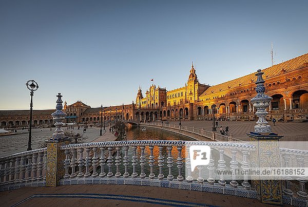 Brücke über Kanal  Geländer mit bemalten Azulejo-Fliesen  Plaza de España im Abendlicht  Sonnenuntergang  Sevilla  Andalusien  Spanien  Europa