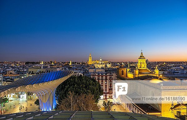 Ausblick von Metropol Parasol über die Stadt  beleuchtete Kathedrale von Sevilla mit Turm La Giralda  blaue Stunde  Sevilla  Andalusien  Spanien  Europa
