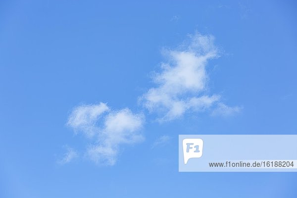 Blauer Himmel mit weißen Wolken in Mauritius
