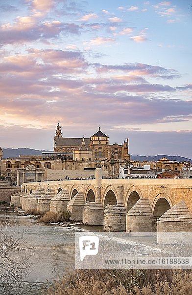 Sonnenuntergang  Puente Romano  Römische Brücke über Rio Guadalquivir  hinten Mezquita  Catedral de Córdoba  Cordoba  Andalusien  Spanien  Europa