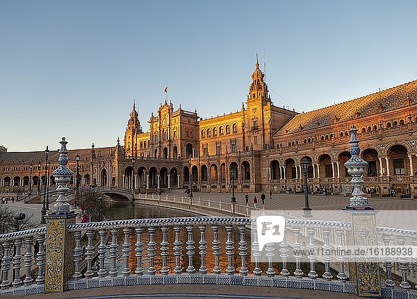 Brücke über Kanal  Geländer mit bemalten Azulejo-Fliesen  Plaza de España im Abendlicht  Sonnenuntergang  Sevilla  Andalusien  Spanien  Europa