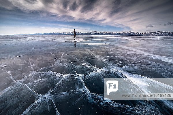Mann auf Eisfläche  zugefrorener Khuvsgul See  Provinz Khuvsgul  Mongolei  Asien