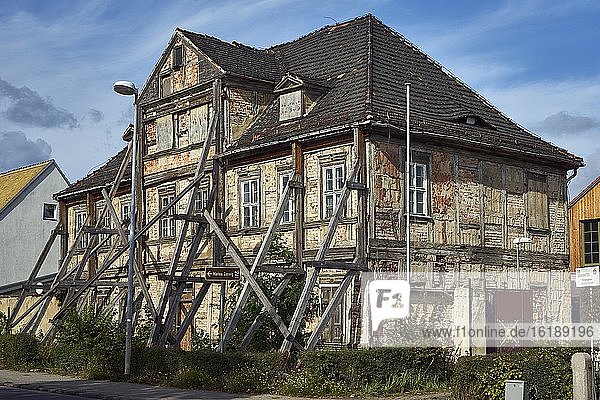 Abgestütztes Fachwerkhaus  Coswig (Anhalt)  Sachsen-Anhalt  Deutschland  Europa