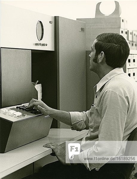 Klarschriftleser  Großrechenmaschine IBM 360  Technische Hochschule (heute Technische Universität)  historische Aufnahme um 1966  München  Oberbayern  Bayern  Deutschland  Europa