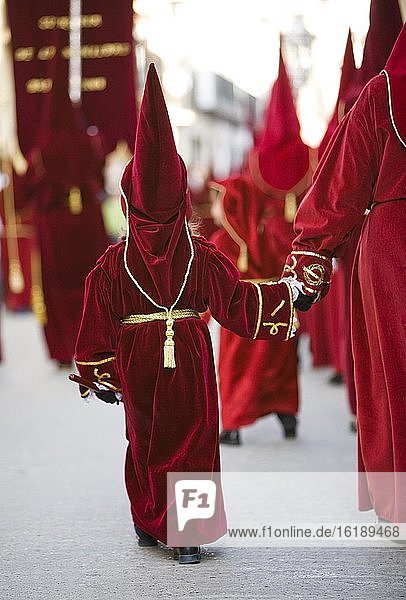 Kind in Büßerkleidung bei der Prozession zur Karwoche in Baeza, Provinz Jaen, Spanien, Europa