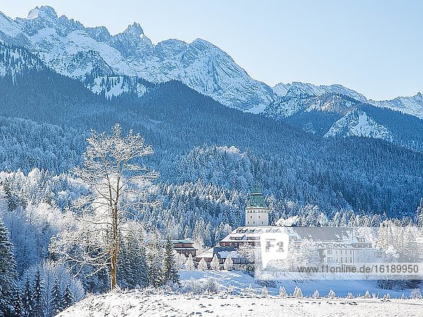 Luxus-Hotel Schloss Elmau im Winter  hinten Wettersteingebirge  Bayerisches Oberland  Krün  Bayern  Deutschland  Europa