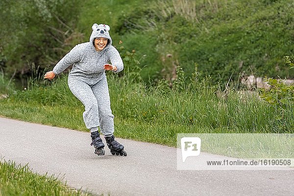 Frau  24 Jahre  Inline Skating im Koala-Kostüm  Deutschland  Europa