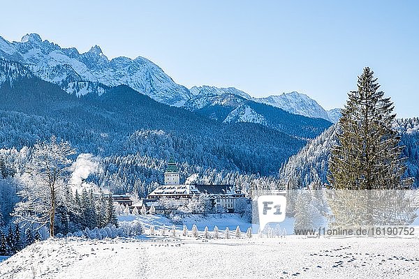 Luxus-Hotel Schloss Elmau im Winter  hinten Wettersteingebirge  Panorama  Bayerisches Oberland  Krün  Bayern  Deutschland  Europa