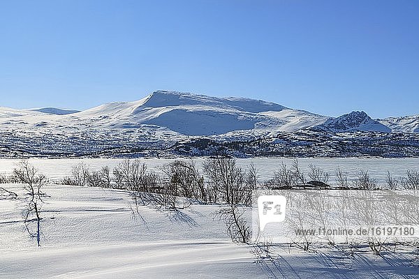 Verschneite Landschaft im Frühling mit Bergen im Hintergrund  Stora sj?fallets nationalpark  Laponia world heritage  Schwedisch Lappland  Schweden.