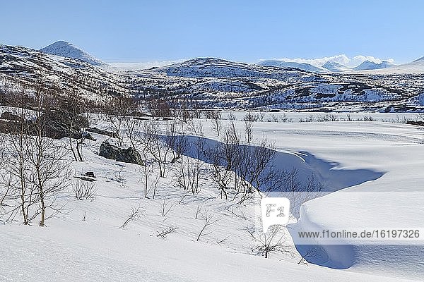 Verschneite Landschaft im Frühling mit Bergen im Hintergrund  Stora sj?fallets nationalpark  Laponia world heritage  Schwedisch Lappland  Schweden.