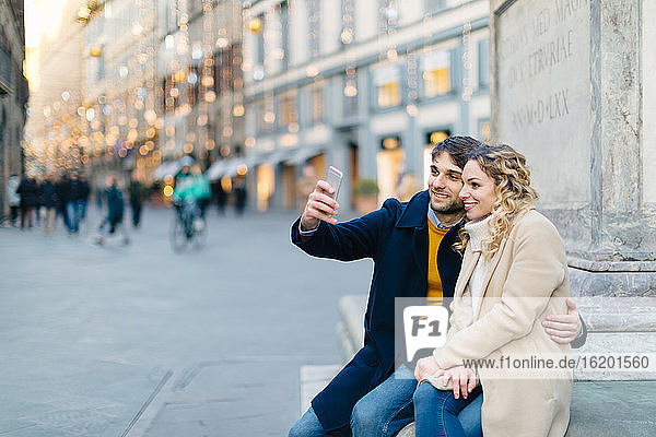 Selfie-Paar auf der Piazza  Florenz  Toskana  Italien