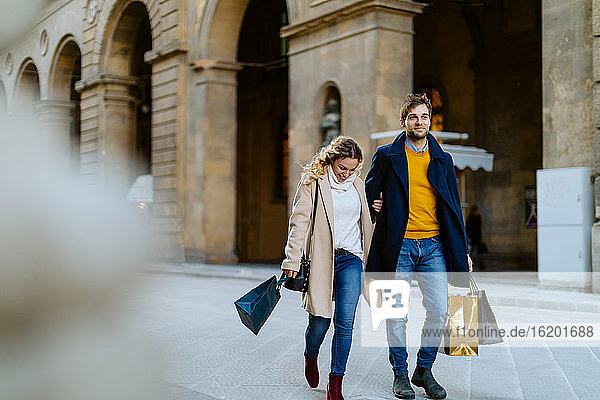 Ehepaar beim Einkaufsbummel  Firenze  Toskana  Italien