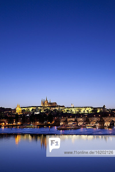 Blick auf die Karlsbrücke IV und die Moldau bei Nacht  Prag  Tschechische Republik