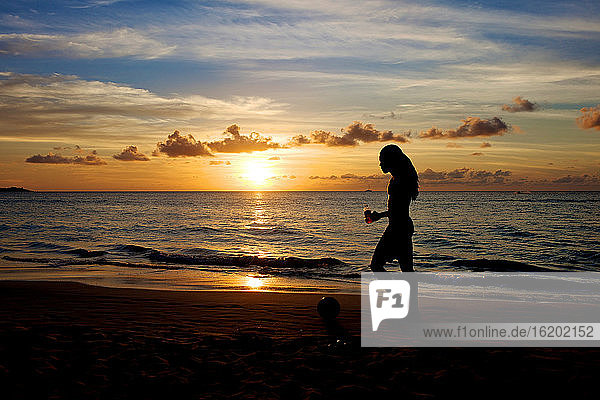 Sonnenuntergang am Seven Mile Beach  Negril  Jamaika