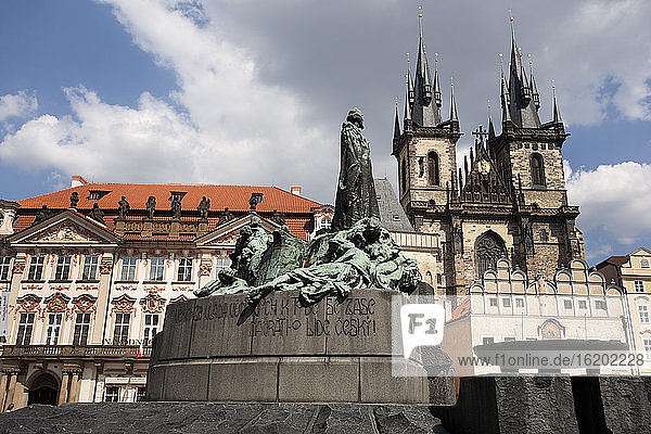 Statuen vor der Tyn-Kirche  Prag  Tschechische Republik