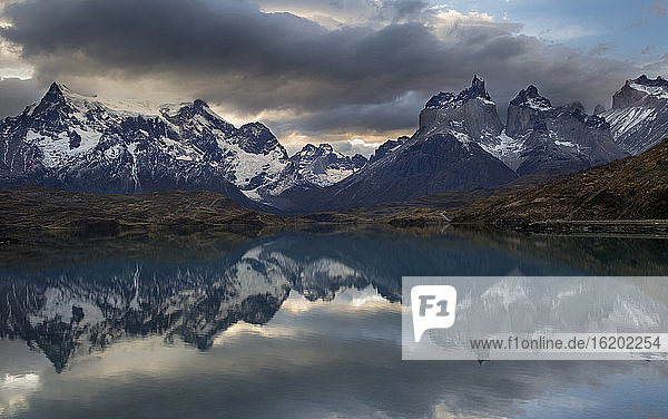 Gewitterwolken über Los Cuernos del Paine und dem See  Torres Del Paine National Park  Chile