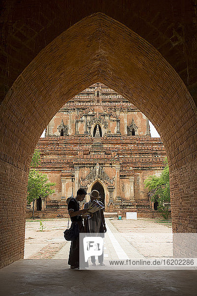 Junges Paar unter einem Torbogen  Bagan  Birma