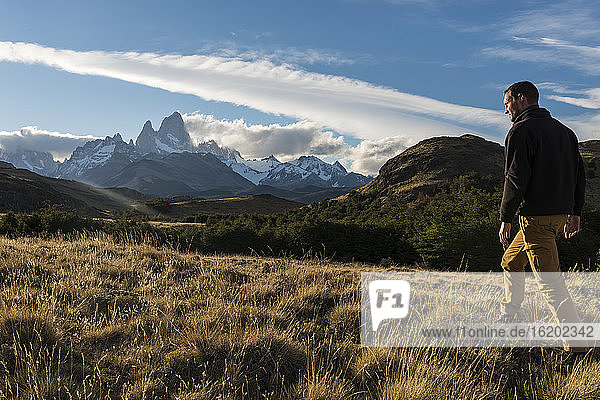 Männlicher Wanderer genießt die Aussicht auf die Bergkette Fitz Roy  El Chalten  Nationalpark Los Glaciares  Provinz Santa Cruz  Argentinien