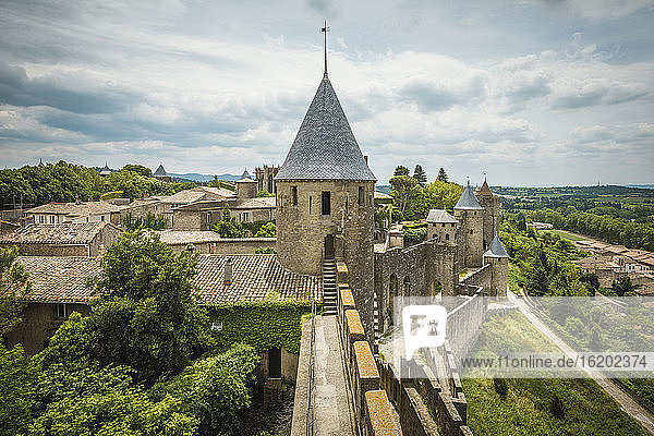 Erhöhte Ansicht der Stadtmauern und der Festung  Carcassonne  Languedoc-Roussillon  Frankreich