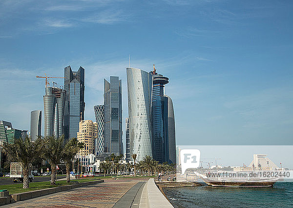 Hafen und Wolkenkratzer in der Innenstadt von Doha  Katar