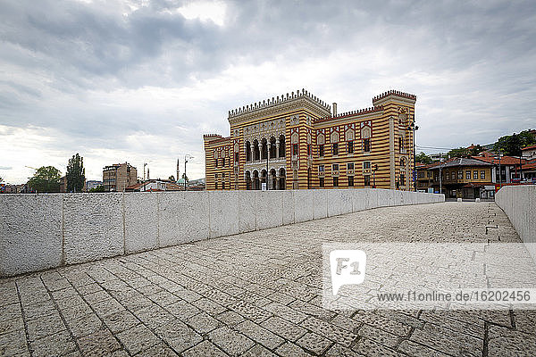 Kopfsteinpflaster und Rathaus  Sarajevo  Bosnien und Herzegowina