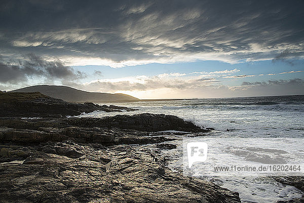 Wellen prallen in Borve auf der Isle of Barra  Schottland  gegen die Küste