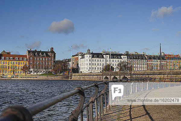 Blick auf Häuser und Brücke am Norrebro-Ufer  Kopenhagen  Seeland  Dänemark