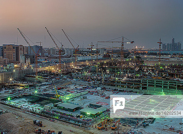 Bau eines riesigen Einkaufszentrums in der Innenstadt von Doha  Katar