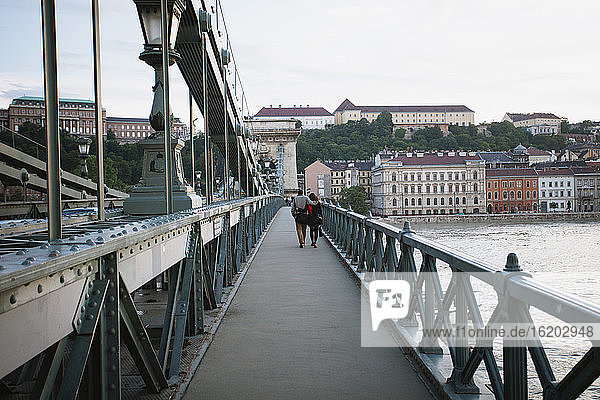 Paar beim Spaziergang auf der Kettenbrücke  Donau  Budapest  Ungarn
