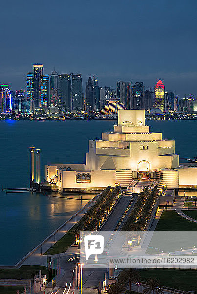 Skyline und das Museum für Islamische Kunst in Doha  Katar