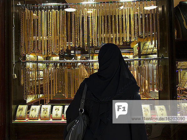 Frau betrachtet Goldschmuck im Waqif Souk  Doha  Katar