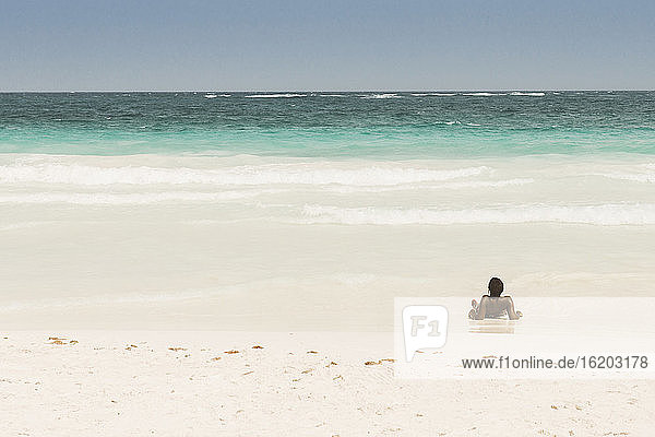 Frau beim Sonnenbaden am Strand  Tulum  Mexiko
