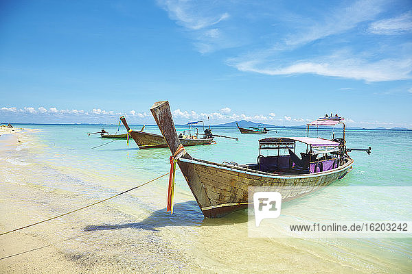 Blick auf Boote am Strand  Phi Phi Don  Thailand