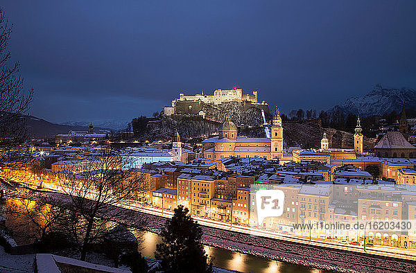 Winterschnee bei Nacht in Salzburg  Österreich