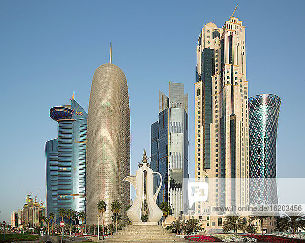 Futuristische Wolkenkratzer und eine riesige Kaffeekannen-Skulptur (Dallah) in der Innenstadt von Doha  Katar