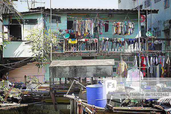 Wäschetrocknung vor Häusern  Bangkok  Thailand