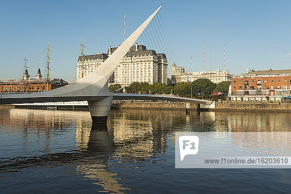 Blick auf die Fußgängerbrücke Puente de la Mujer  Puerto Madero  Buenos Aires  Argentinien