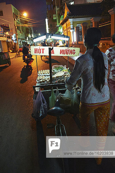 Straßenhändler und Fahrradkarren bei Nacht  Can Tho  Vietnam