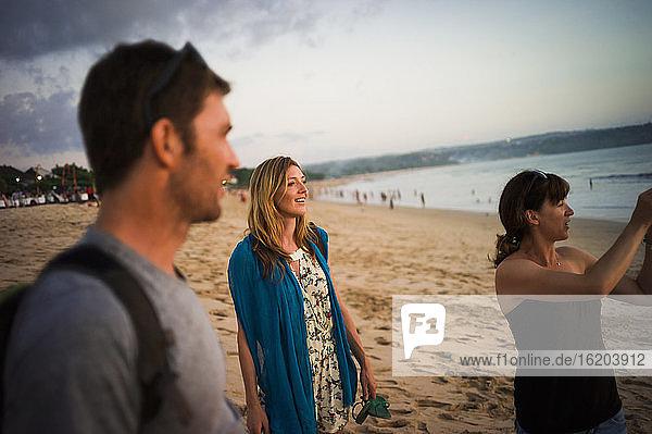 Gruppe von Freunden  die am Strand spazieren gehen  Jimbaran Bay  Bali  Indonesien