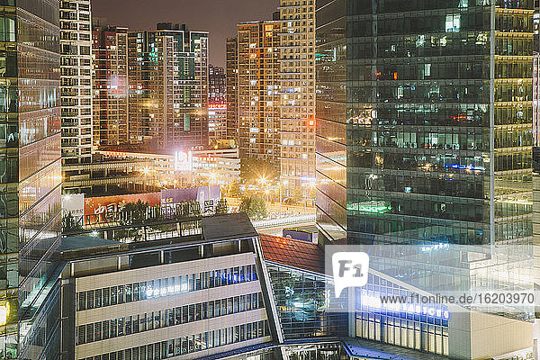 Teilansicht des China Central Mall bei Nacht  Peking  Stadtbezirk Peking  China
