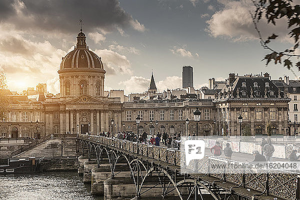 Touristen überqueren eine Fußgängerbrücke über die Seine  Paris  Frankreich