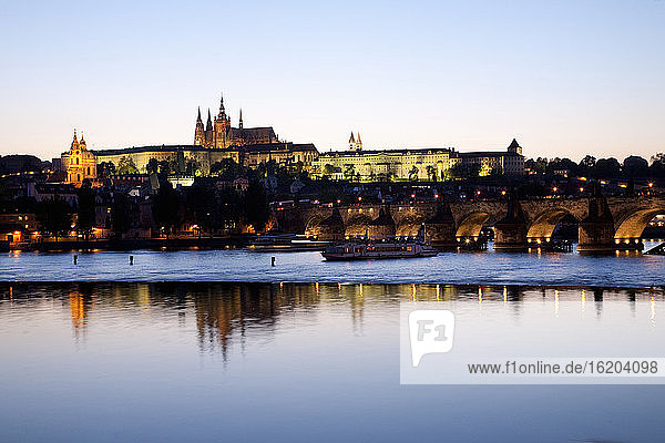 Blick auf die Karlsbrücke IV und die Moldau in der Abenddämmerung  Prag  Tschechische Republik