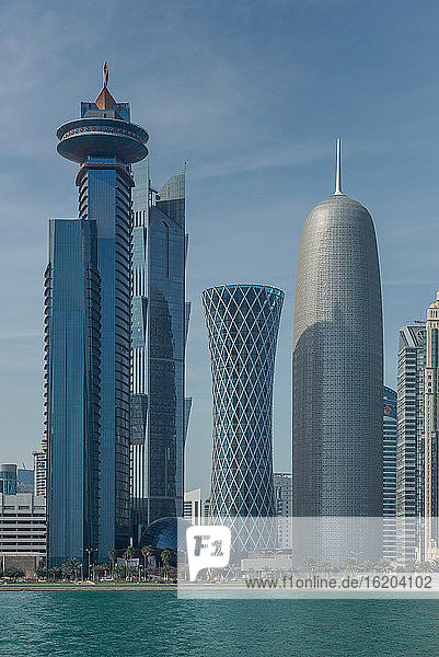 Futuristische Wolkenkratzer in der Innenstadt von Doha  Katar